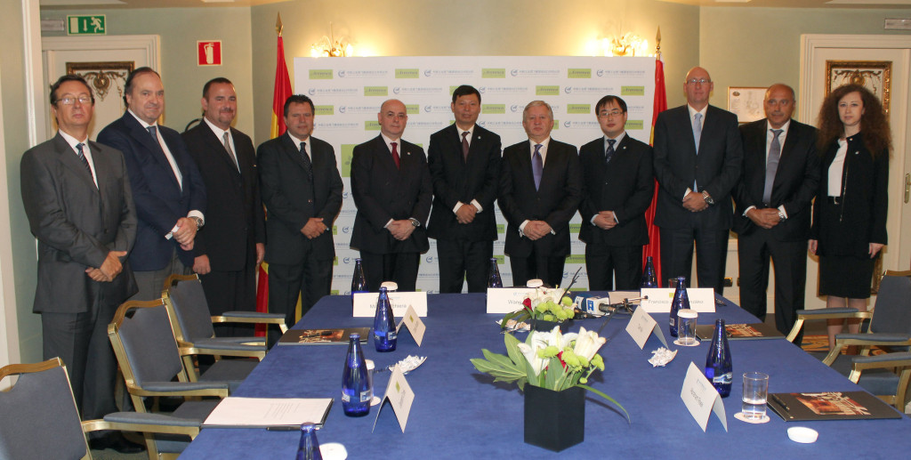 Francisco Javier González y la directiva de Arevenca, junto a representantes del grupo chino de aviación Avic XAC, durante la firma del fraudulento contrato de $2 trillones